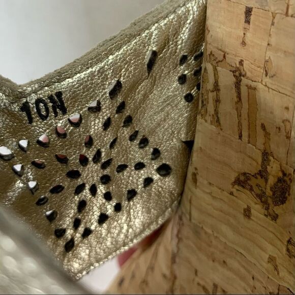 Eric Javits Gold Leather with Cutouts Cork Wedge Thong Sandals 10 NARROW - Picture 9 of 11